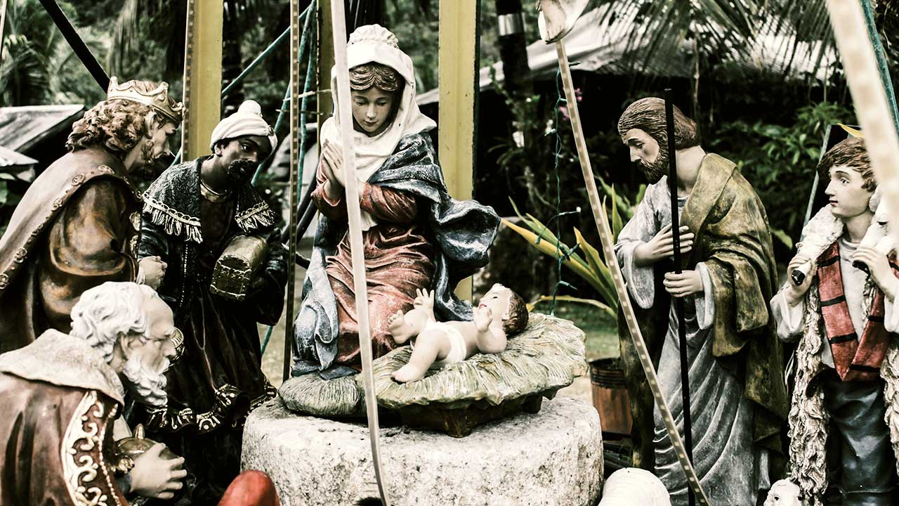 Stilisierte Szene mit weihnachtlichen Krippenfiguren | (c) c Batang Latagaw/Unsplash