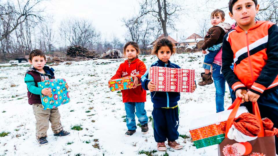 Kinder haben im Rahmen der Aktion «Weihnachten im Schuhkarton»