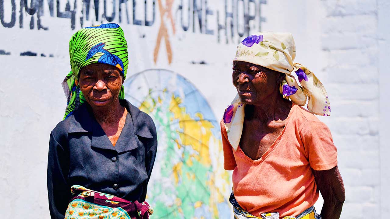 Zwei ältere Frauen in Bindura, Zimbabwe