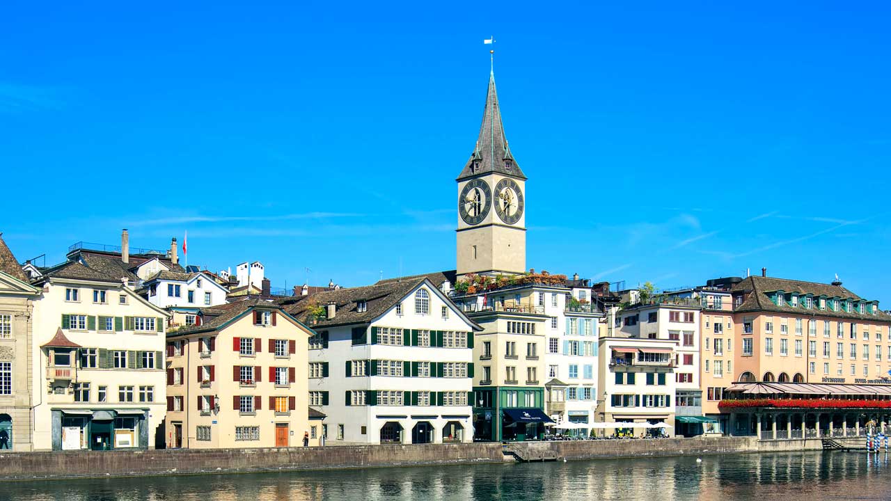 Altstadt von Zürich mit dem Turm der Kirche St. Peter