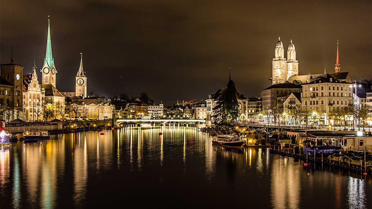 Altstadt von Zürich beidseits der Limmat an einem Winterabend