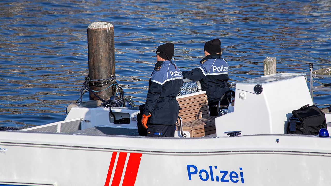 Zwei Polizisten in einem Boot auf der Limmat