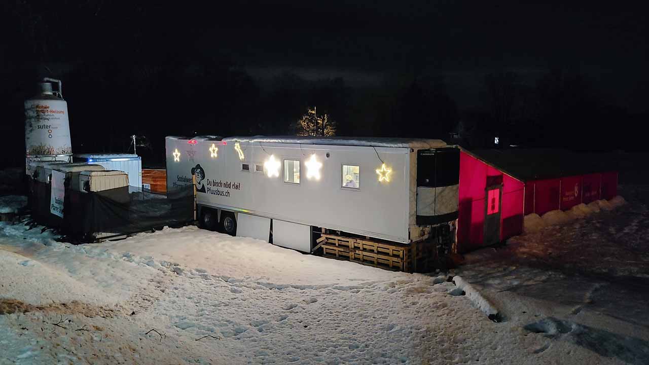 Pfuusbus des Sozialwerks Pfarrer Sieber nachts im Schnee