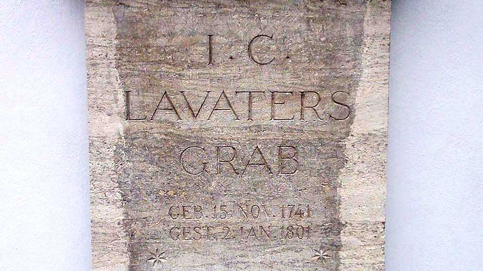 Das Lavater-Grab der St.-Peters-Kirche in Zürich