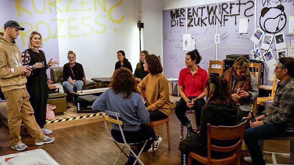 Szene aus der SRF-Dok «Leben ohne Lohn»: Diskussion im Utopie-Raum «Kurzer Prozess» in Zürich
