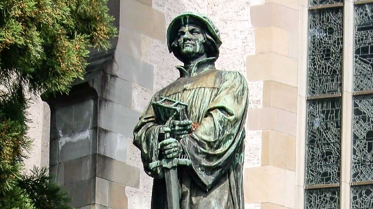Die Zwingli-Statue bei der Wasserkiche in Zürich