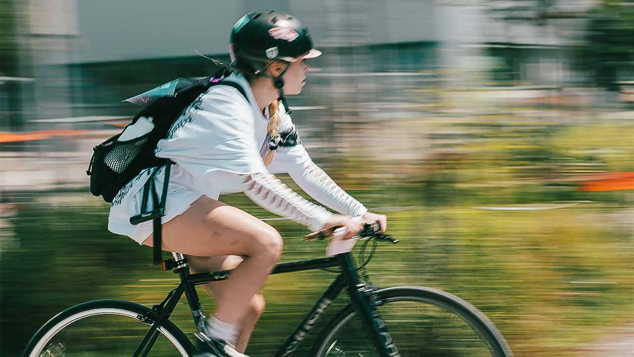 Junge Velofahrerin unterwegs in Zürich