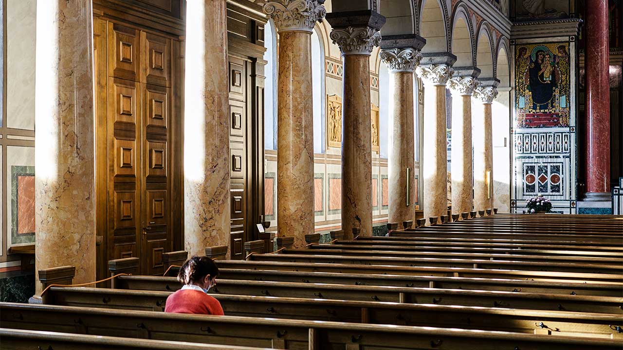 Im Innern der katholischen Liebfrauenkirche in Zürich