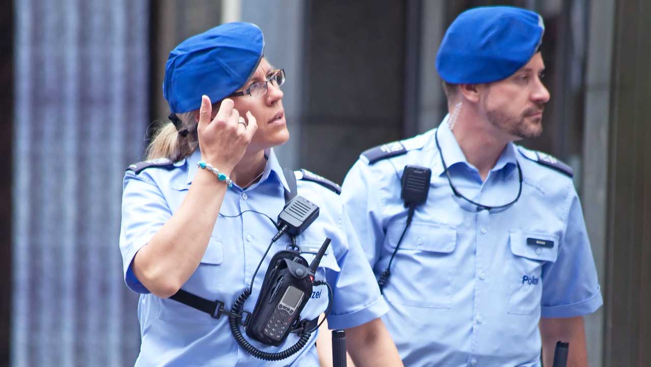 zwei Polizisten in der Stadt Zürich auf Patrouille