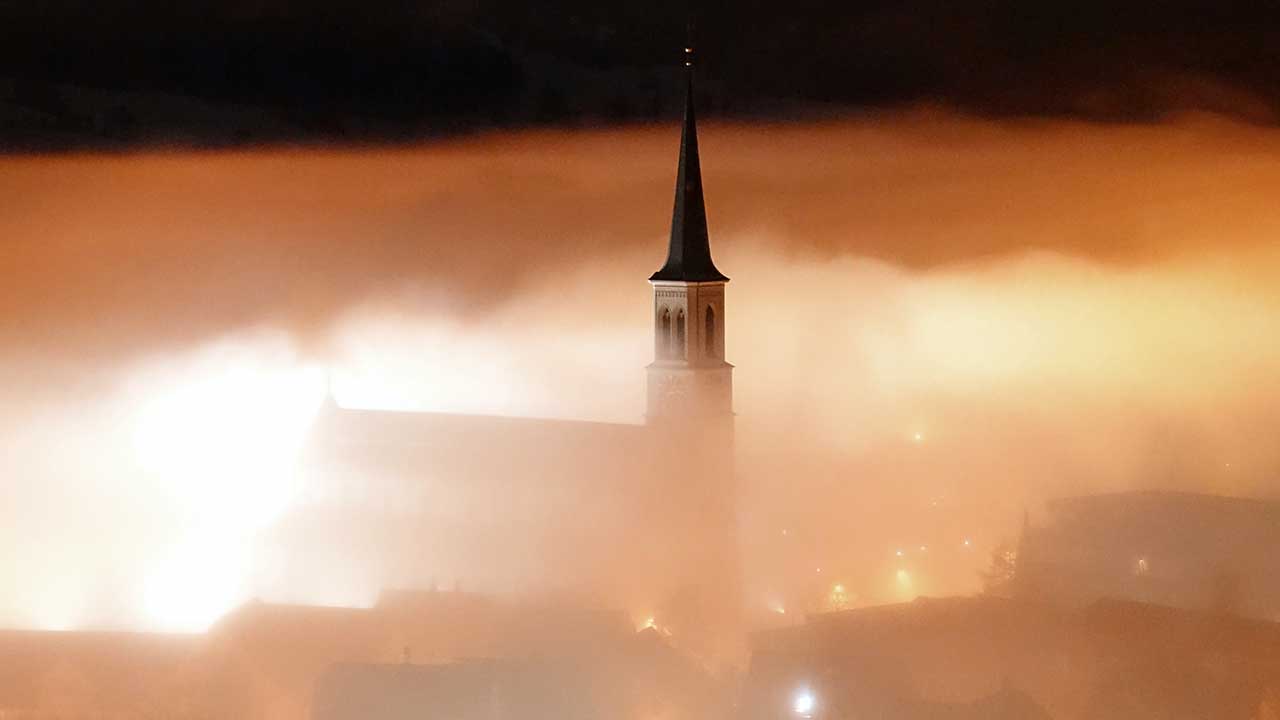 Kirche von Unterägeri ZG im beleuchteten Nebel