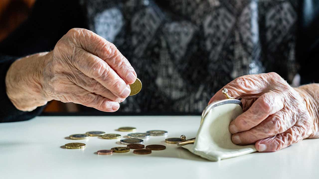 Hände einer Seniorin mit Münzen als Stimmungsbild für Altersarmut