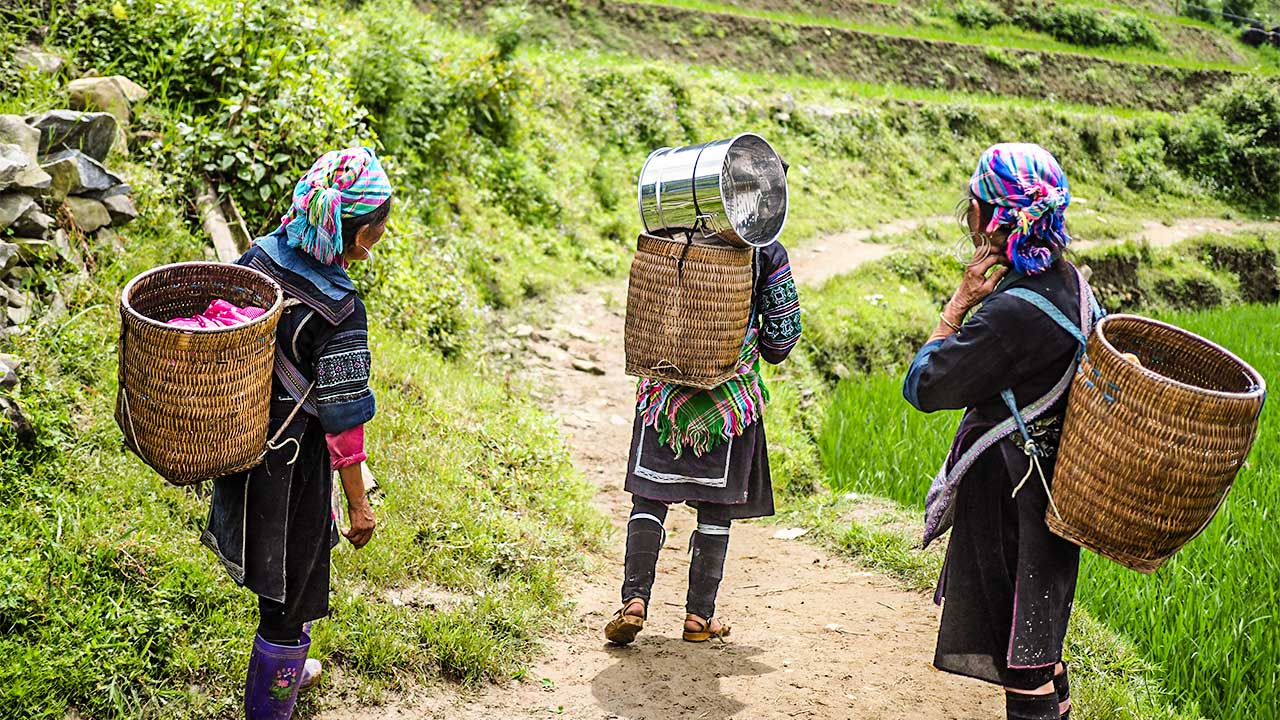 Frauen unterwegs in einem ländlichen Gebiet von Vietnam