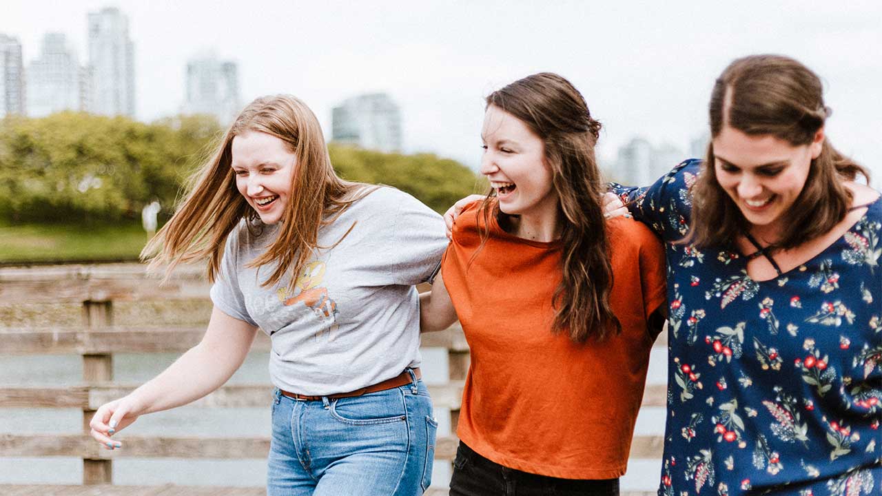 drei lachende junge Frauen