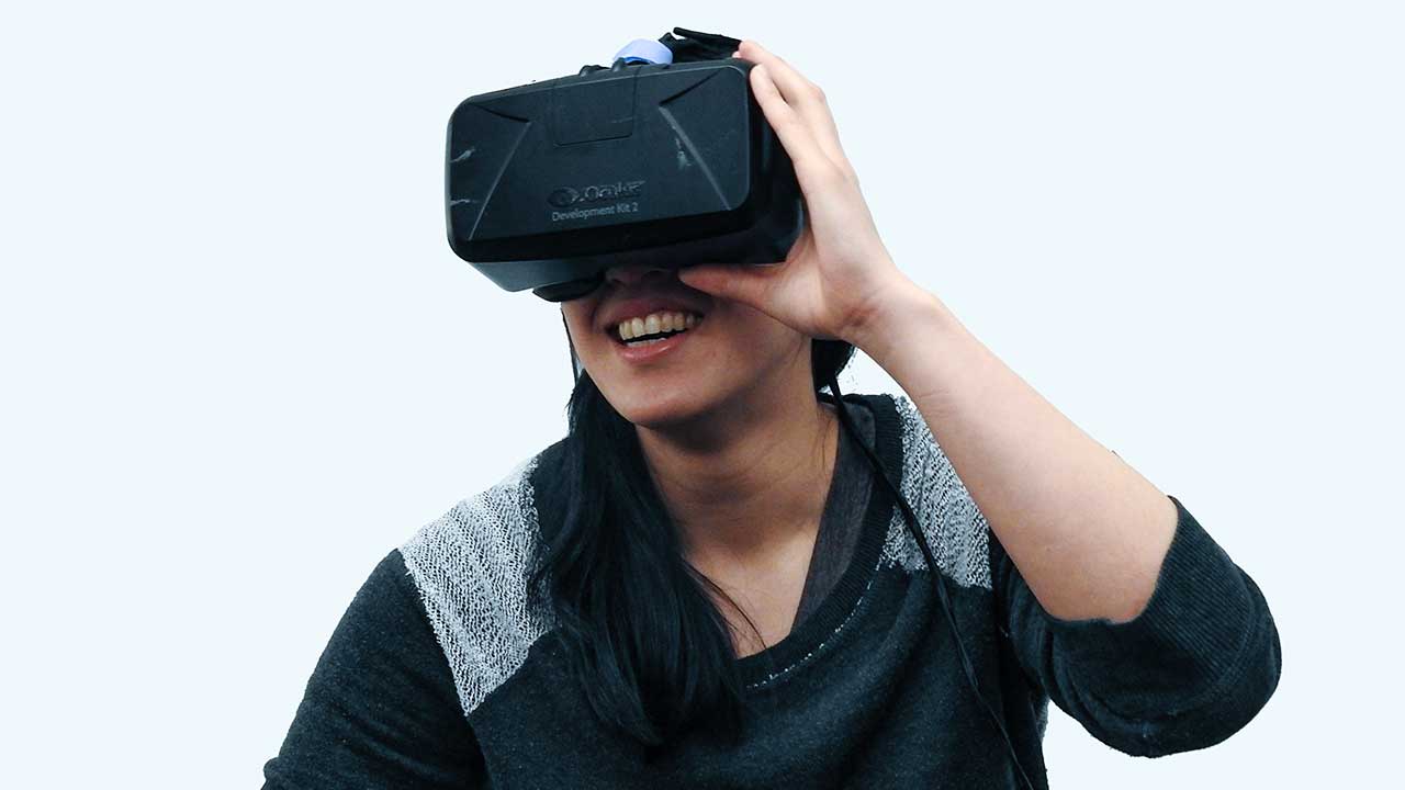 junge Frau lächelnd mit einer VR-Brille
