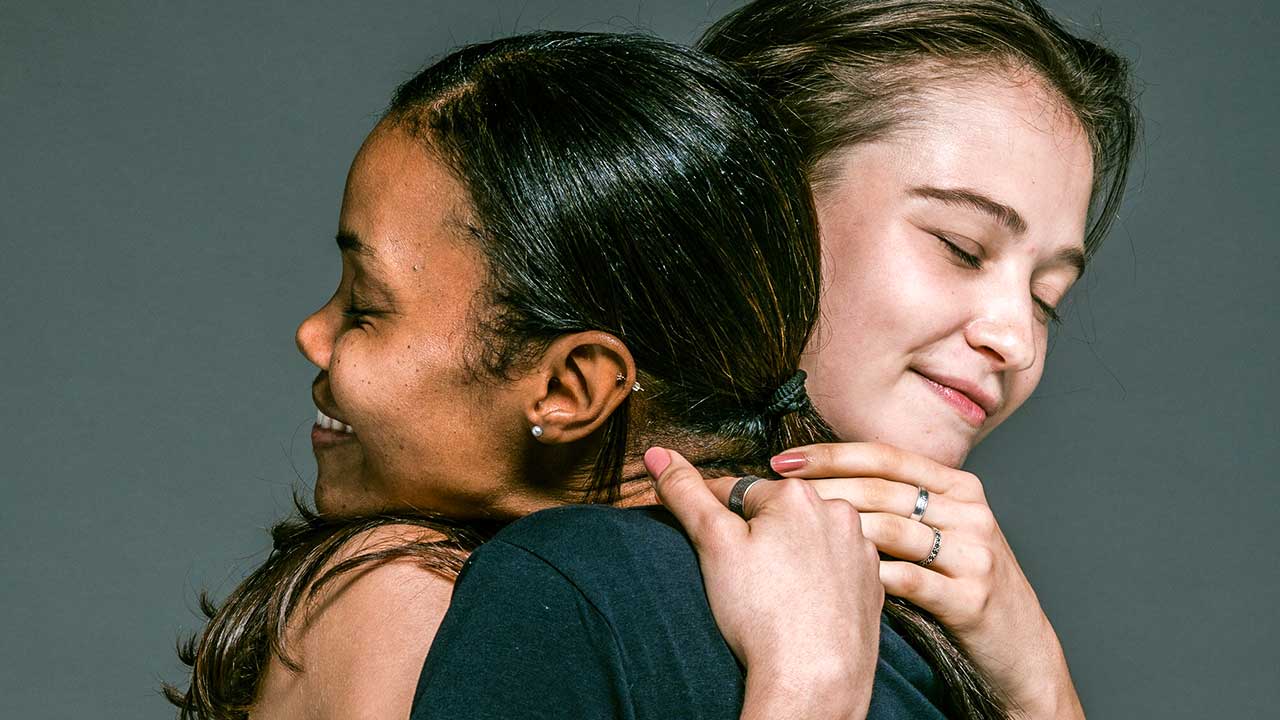 zwei junge Frauen umarmen sich