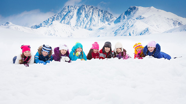 Eine Gruppe von Kindern im Schnee