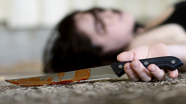 Frau mit blutigem Messer nach Selbstmord | (c) Dreamstime