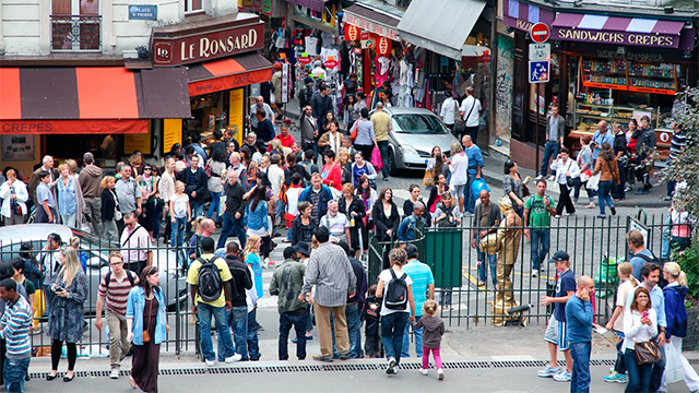 Passanten in Paris-Montmartre