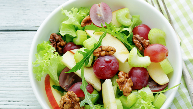Salat mit Trauben und Walnüssen