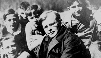 Dietrich Bonhoeffer mit Konfirmanden