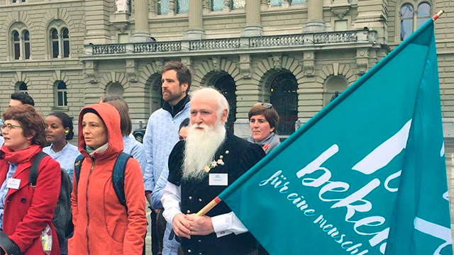 Farbe bekennen: Teilnehmer vor Bundeshaus