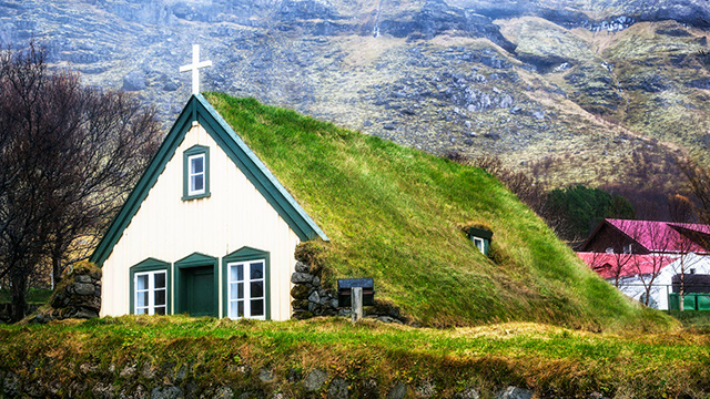 Kirche in Island mit grünem Dach