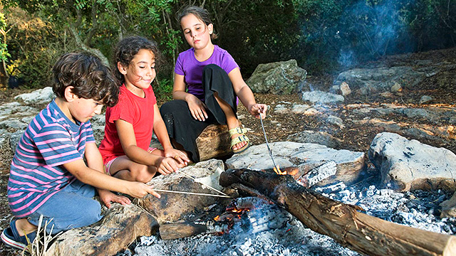 Kinder am Lagerfeuer