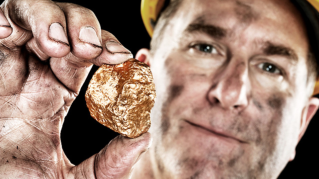 Minenarbeiter mit Goldnugget