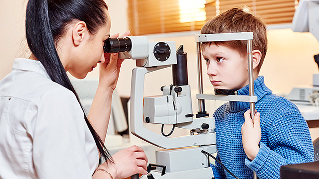 Optikerin mit Kind